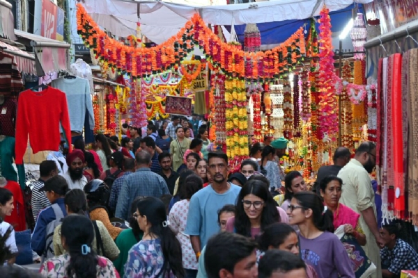 सरोवरनगरी नैनीताल में धनतेरस पर बाजार की रौनक।