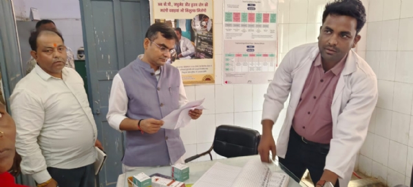 प्राथमिक स्वास्थ्य केंद्र पिंडरा में जिलाधिकारी
