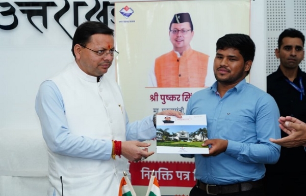 मुख्यमंत्री पुष्कर सिंह धामी  शनिवार को मुख्यमंत्री आवास स्थित कैंप कार्यालय में नव-चयनित  अभ्यर्थियों को नियुक्ति पत्र सौंपते।
