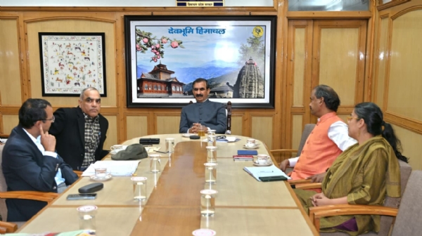 मुख्यमंत्री समीक्षा करते हुए