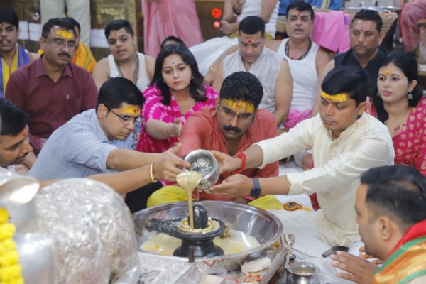 धनतेरस पर महाकाल मंदिर में भगवान को अर्पित किए चांदी के सिक्के