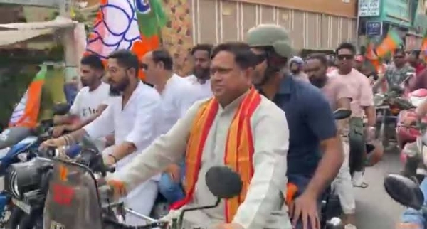 मोटरसाइकिल से सभा को संबोधित करने जाते सुकांत मजूमदार