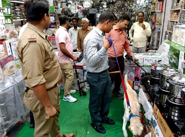 कानपुर में सीसामऊ बाजार में धनतेरस के मौके पर सुरक्षा के दृष्टिगत डॉग स्क्वाड के साथ जांच करती बम निरोधक दस्ता व पुलिस का छायाचित्र