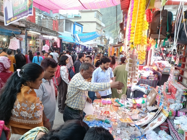 धनतेरस पर उत्तरकशी बाजार में  लोग खरेद धारी करते हुए