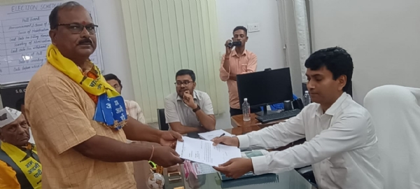 अररिया फोटो:नामांकन पर्चा दाखिल करते आप प्रवक्ता चंद्रभूषण