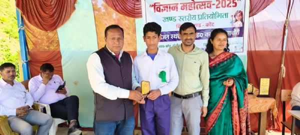 कोट ब्लॉक में आयोजित विज्ञान महोत्सव में अव्वल छात्र को सम्मानित  करते अतिथि