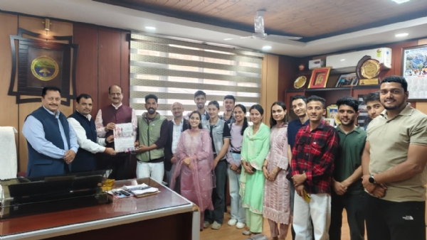 सरदार पटेल विवि के छात्रों के साथ कुलपति।