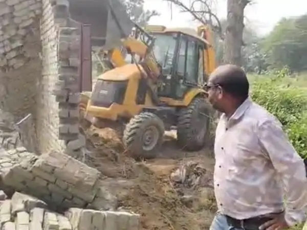 कोरबा नगर निगम ने हटाया अवैध कब्जा: रिसदी चौक के पास निगम की जमीन से दुकान और मकान ढहाया गया