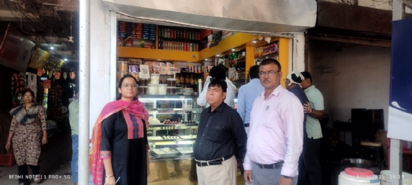 जांच करते अधिकारी