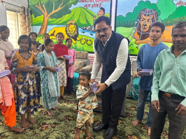 बच्‍चों के बीच मिठाईयां वितर‍ित करते डीडीसी समेत अन्‍य