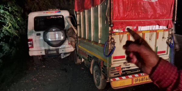 तेज रफ्तार मैजिक ने बोलेरो में मारी टक्कर, हेड कांस्टेबल की मौत