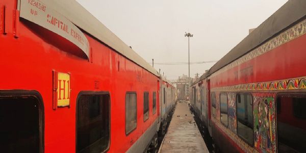कैपिटल एक्सप्रेस के फर्स्ट एसी बोगी में सांप निकलने से यात्रियों में अफरा-तफरी
