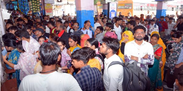 दिवाली पर सफर की मारामारी: रेल-बस दोनों में भारी भीड़