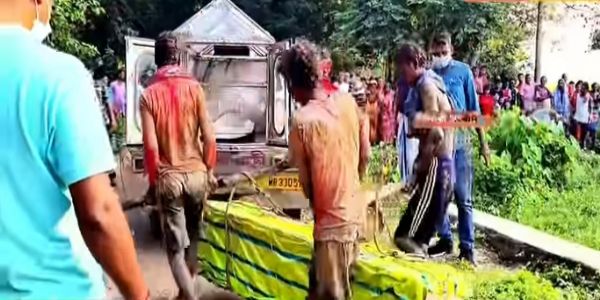 बेटे की शिकायत पर सात महीने बाद कब्र से मां का शव निकालकर पोस्टमॉर्टम के लिए भेजा गया