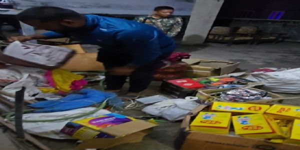 धमतरी : रिहायशी क्षेत्र में अवैध रूप से पटाखों का भंडारण, पुलिस ने की कार्रवाई