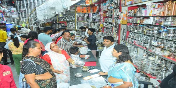 शहर में बरसा धन, व्यापारियों के चेहरे खिले
