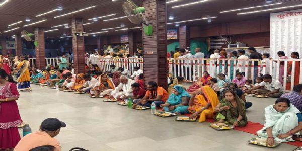 सीहोरः कुबेरेश्वरधाम पर धनतेरस पर पांच क्विंटल मीठी बूंदी का लगाया भोग