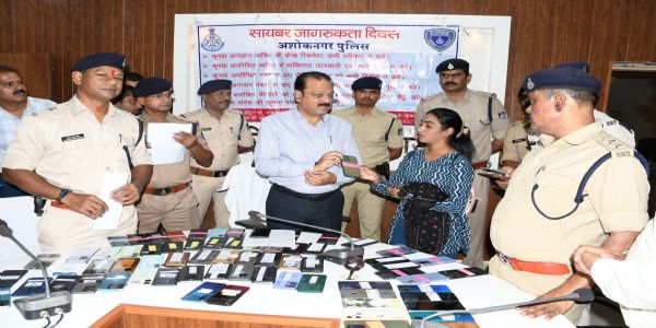 धनतेरस पर अशोकनगर पुलिस का उपहार, गुम हुए सात लाख रुपये के मोबाइल वितरित