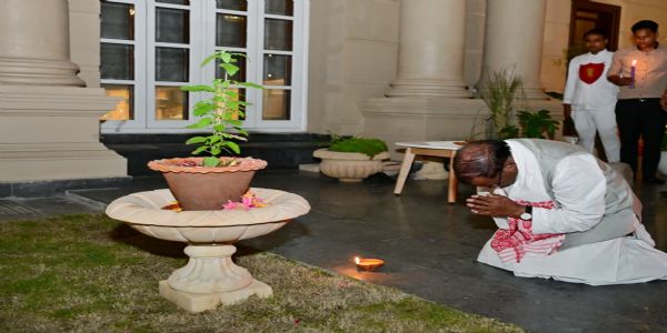राजभवन में राज्यपाल आचार्य ने काति बिहू पर जलाया दीप