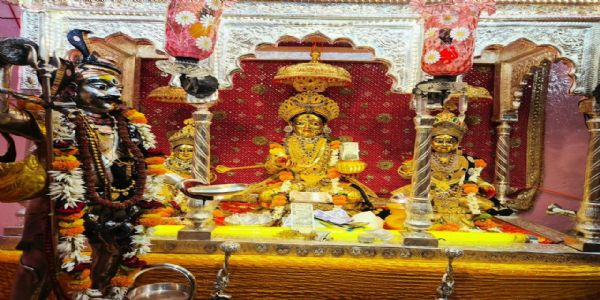 स्वर्णमयी अन्नपूर्णा के दरबार में खुला श्रद्धा का खजाना,दरबार में दर्शन के लिए उमड़ रहे श्रद्धालु
