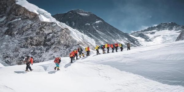 जर्मन पर्यटक अपने गाइड के साथ धौलागिरी आधार शिविर से लापता