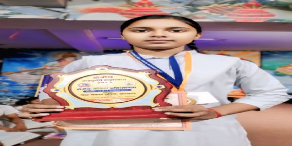 मूर्ति कला प्रतियोगिता में अव्वल रही अदिती, हुई सम्मानित