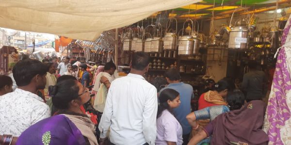 धनतेरस पर बाजारों में लगा जाम, जमकर हुई खरीदारी, करोड़ों का हुआ व्यापार