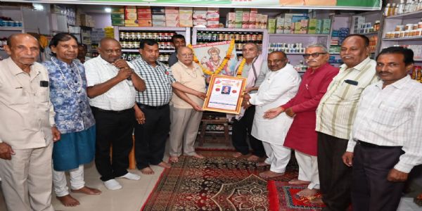धनतेरस पर भगवान धन्वंतरि सम्मान से सम्मानित किए गए वैद्य