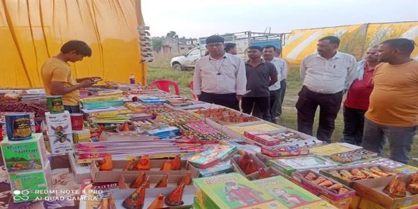 रीवाः राजस्व अधिकारियों ने किया पटाखा दुकानों और होटलों का निरीक्षण
