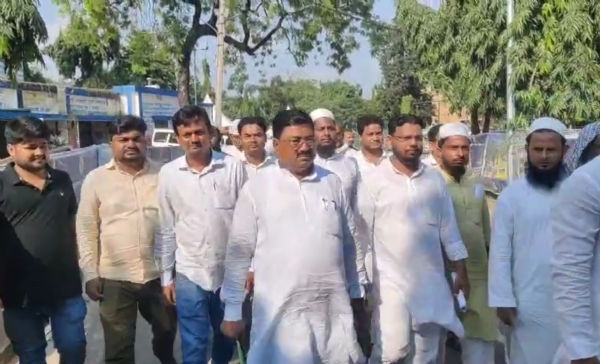 अररिया फोटो:मुर्शीद आलम समर्थकों के साथ