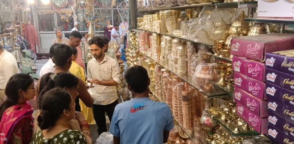 मुरादाबाद में धनतेरस पर पीतल की दुकान पर खरीदारी करते लोग।