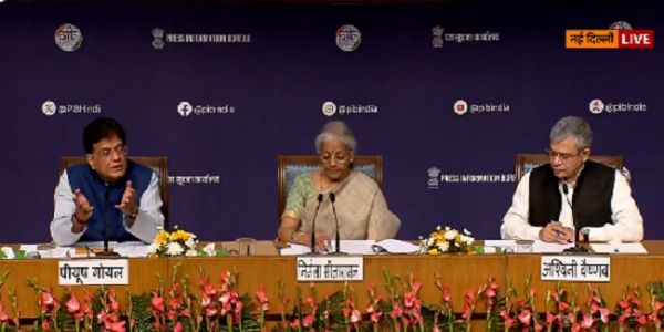 प्रेस कांफ्रेंस को संबोधित करते वित्‍त मंत्री, वाणिज्‍य मत्री और आईटी मंत्री