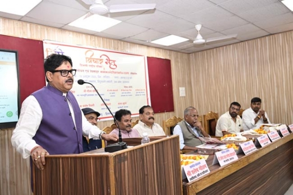 सम्बोधित करते वक्ता एवं अतिथिगण