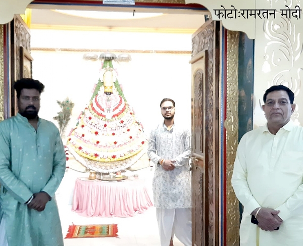 खाटू श्याम मंदिर बीकानेर में भव्य श्रृंगार, पांच रंगों के गुलाबों से सजा दरबार