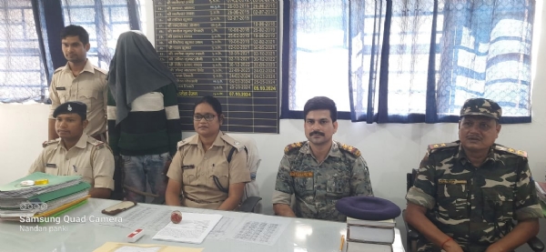 गिरफ्तार आरोपी एवं जानकारी देते इंस्पेक्टर पूनम टोप्पो