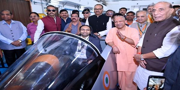डिफेंस कोरिडोर में रक्षा मंत्री राजनाथ सिंह और मुख्यमंत्री योगी व अन्य