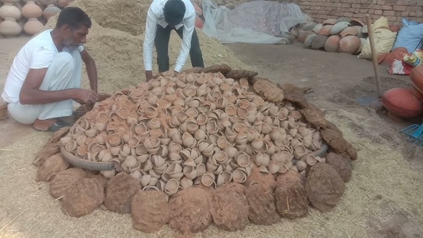 मिट्टी के दीये बनाते कुम्हार