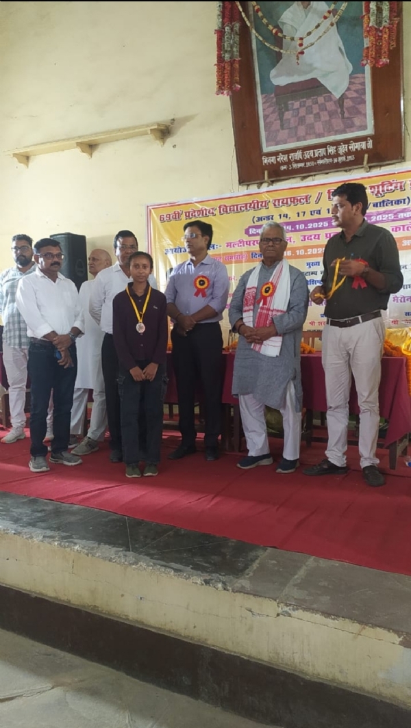 शूटिंग प्रतियोगिता में रजत पदक जीतने वाली छात्रा पिंकी व अन्य