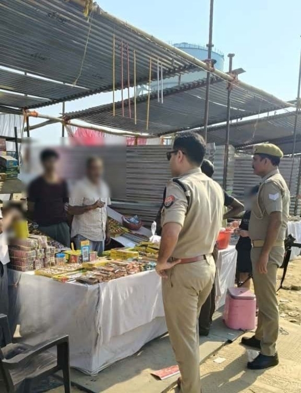 मुरादाबाद के पारकर कालेज में आतिशबाजी की दुकानाें का  निरीक्षण करते सीओ