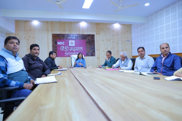 एनआईसी कक्ष में आधार सेवा केदो की समीक्षा बैठक लेती जिलाधिकारी