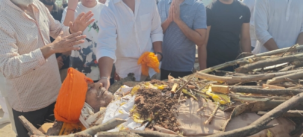 डीएसएस के अधयक्ष् गुलचैन सिंह चाडक के अंतिम दरशन करते लाेग्
