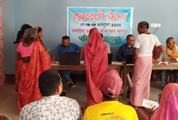 रजिस्ट्रेशन कराते लोग