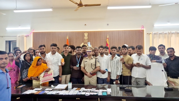 एसपी के साथ खोये और चोरी हुए मोबाइल पाने वाले नागरिक