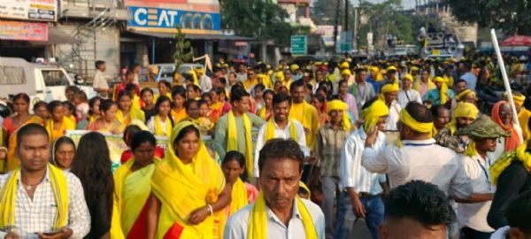 शोभा यात्रा में शामिल लोग