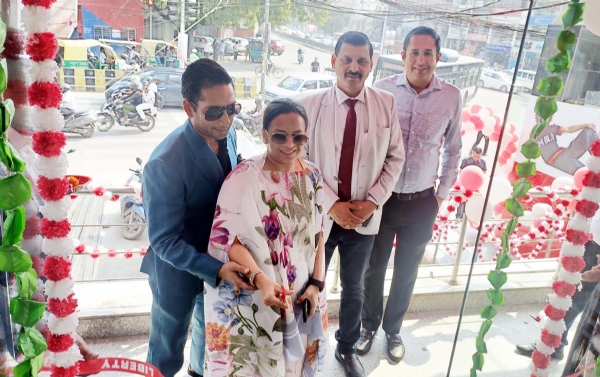 गुरुग्राम के सिविल लाइन स्थित अपना बाजार में लिबर्टी शोरूम का उद्घाटन करते लिबर्टी शूज लिमिटेड के निदेशक रुचिर बंसल।