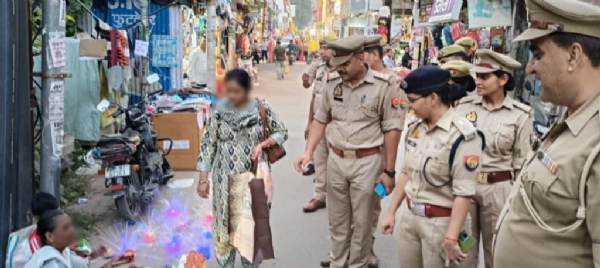 धनतेरस की बाजार में सुरक्षा व्यवस्था का जायजा लेती एसपी