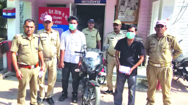 पुलिस गिरफ्त में आरोपित