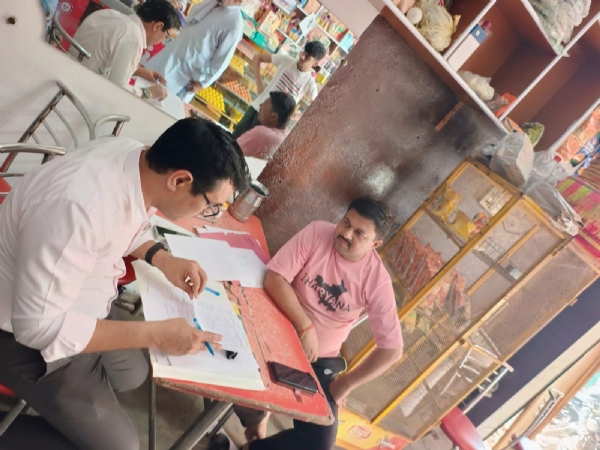जांच करते हुए टीम सदस्य।