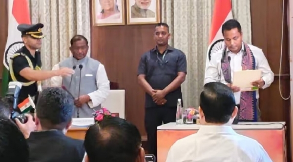 असमः राजभवन में शनिवार को चरण बोडो को मंत्री पद की शपथ दिलाते राज्यपाल लक्ष्मण प्रसाद आचार्य