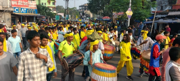 शोभा यात्रा में शामिल लोग